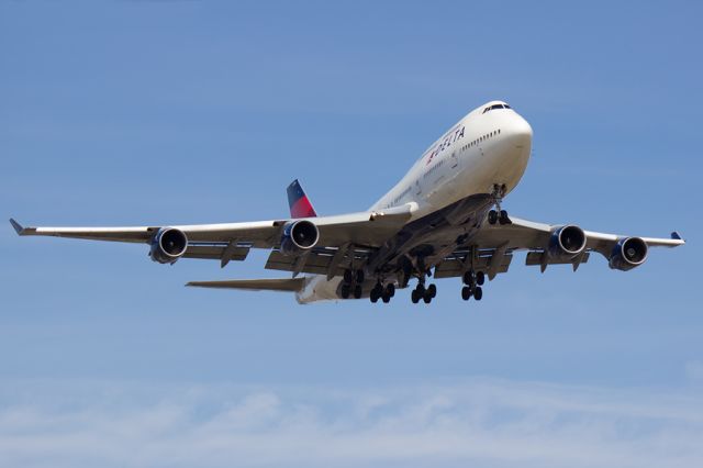 Boeing 747-400 (N674US) - Final 22L on 04/12/2015.