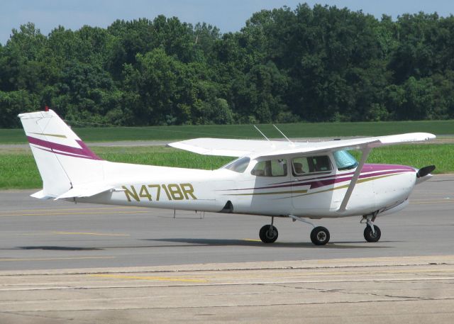 Cessna Skyhawk (N4718R) - At Downtown Shreveport.
