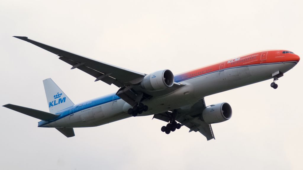 BOEING 777-300ER (PH-BVA) - Orange Pride livery inbound for runway 24