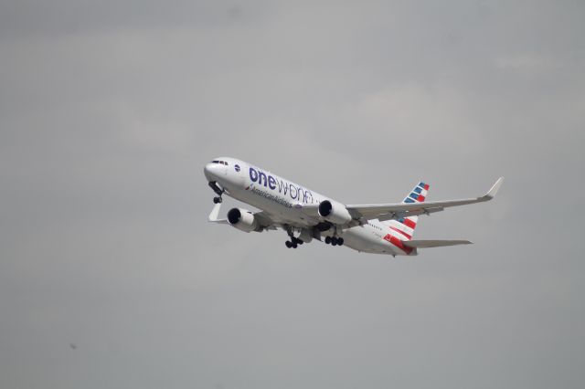 BOEING 767-300 (N343AN) - Departing to DFW