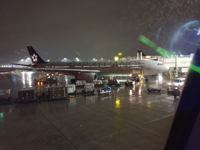Airbus A330-300 —