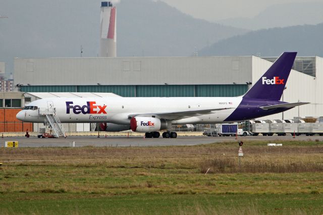 Boeing 757-200 (N915FD)