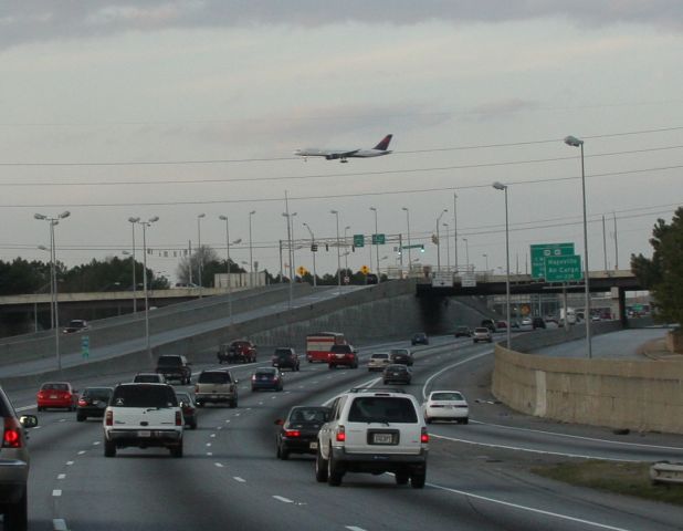 — — - Landing at Hartsfield Jackson International Airport over I75 south