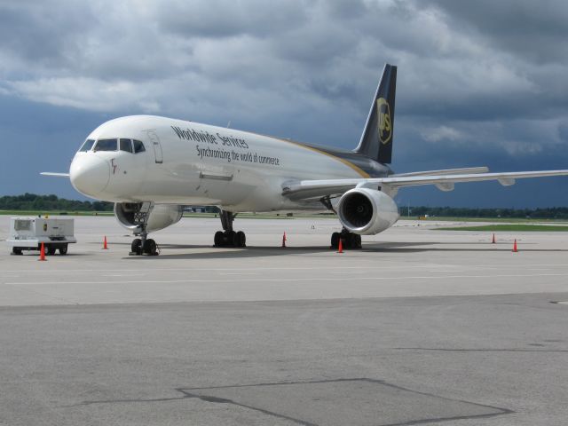 Boeing 757-200 (N473UP) - This 757 was caught resting at Hamilton intl. airport in 2012