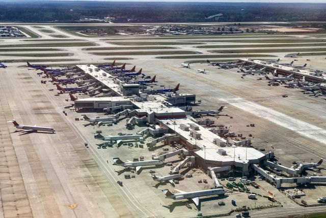 McDonnell Douglas MD-88 — - Overview of the C Concourse departing from ATL.