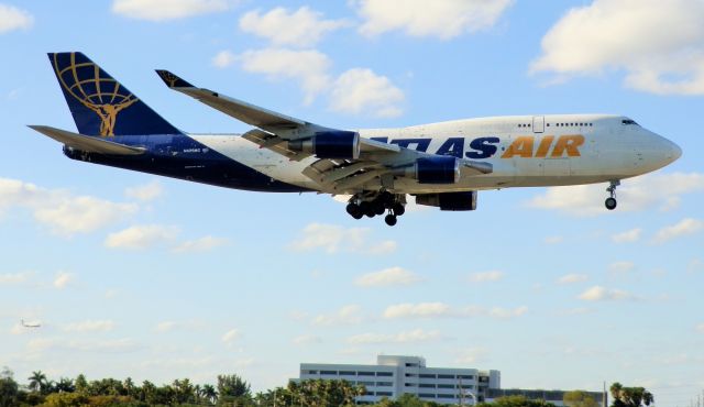 Boeing 747-400 (N429MC)