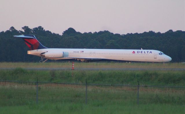 McDonnell Douglas MD-88 (N903DE)