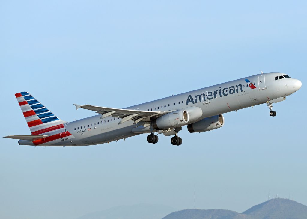 Airbus A321 (N974UY)