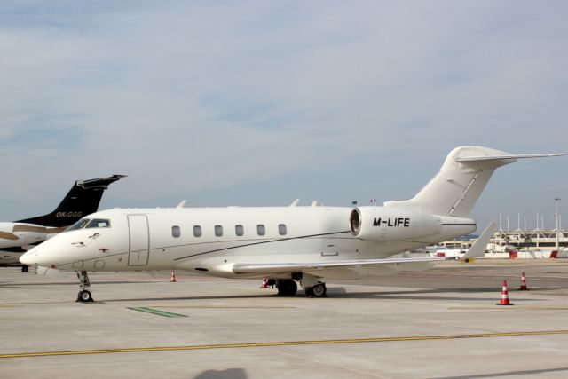 Bombardier Challenger 300 (M-LIFE)