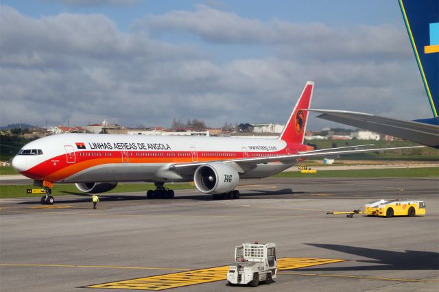 BOEING 777-300 (D2-TEK) - Boeing 777-3M2(ER), TAAG Angola Airlines, D2-TEK, 27.Febr.2020, Lissabon Umberto Delgado Airport