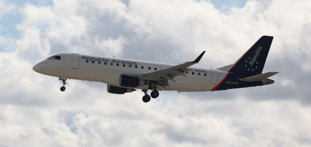 Embraer ERJ 175 (N403YX) - On approach to Miami International on the afternoon of the 29th of November, 2020.