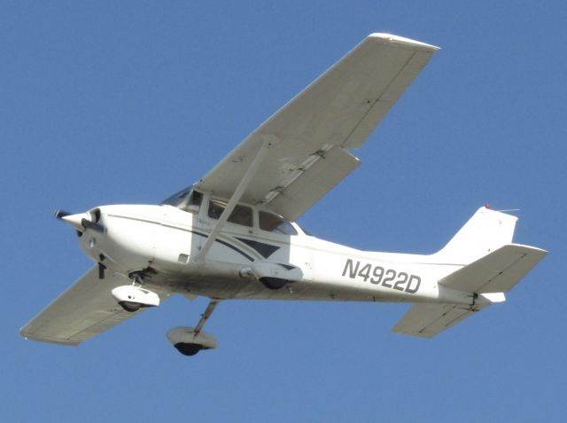 Cessna Skyhawk (N4922D) - Landing RWY 24