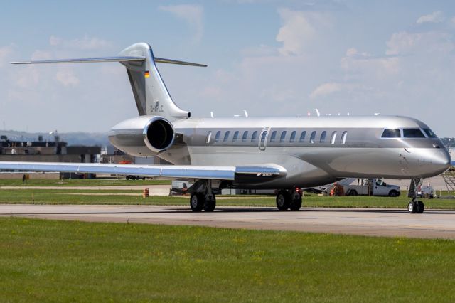 BOMBARDIER BD-700 Global 7500 (D-APLC) - "BVR1O" taxiing down Juliet for departure to FRA.
