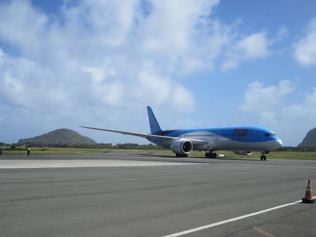 Boeing 787-9 Dreamliner (G-TUIJ)