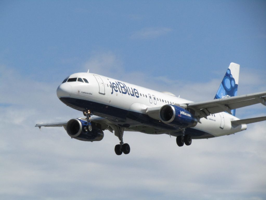Airbus A320 (N656JB) - Landing RWY 30