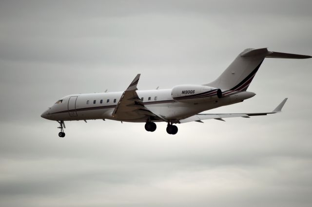 Bombardier Global 5000 (N130QS) - On final at Port Columbus.