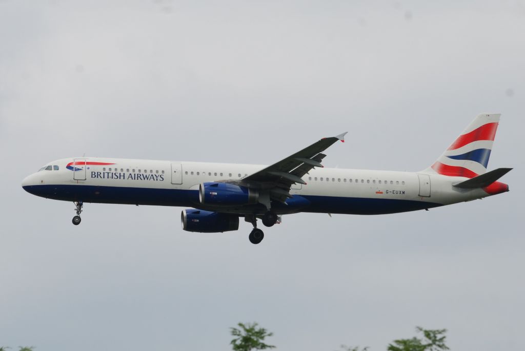 Airbus A321 (G-EUXM)