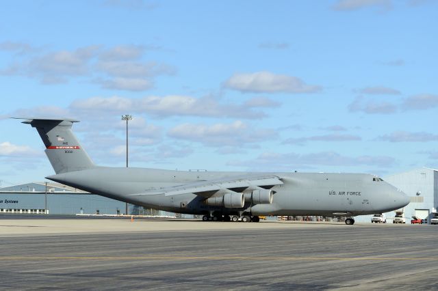 N90021 — - USAF C17 at Bangor, Main Oct12