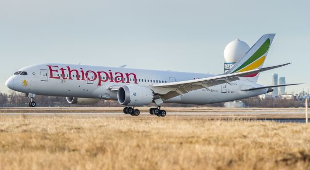 Boeing 787-8 (ET-ASI) - ET502 about to touch down on runway 05 at YYZ arriving from Dublin