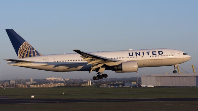 Boeing 777-200 (N228UA)