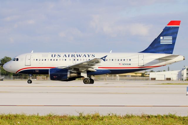 Airbus A319 (N741UW)
