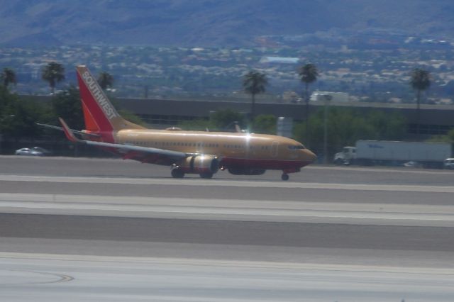 BOEING 737-300 (N714CB)