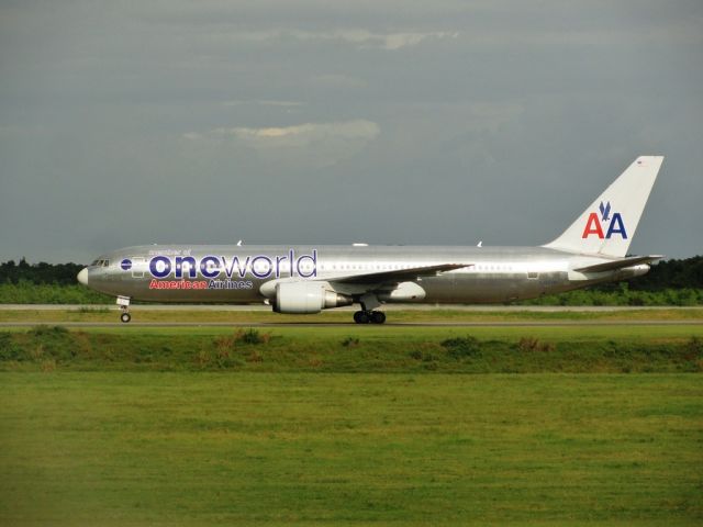 BOEING 767-300 (N354AN) - ONEWORLD