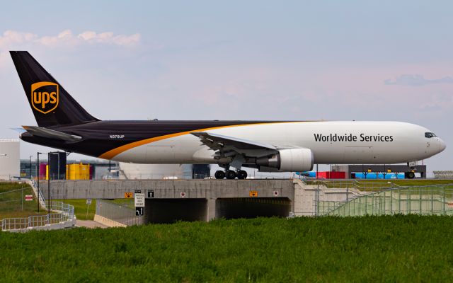 BOEING 767-300 (N378UP)