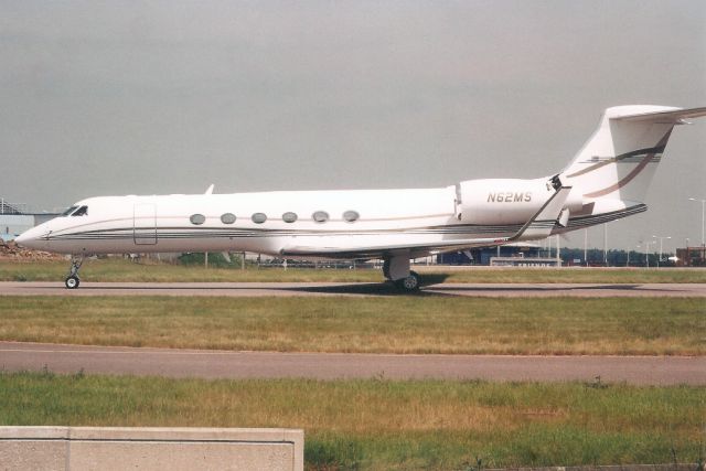 Gulfstream Aerospace Gulfstream V (N62MS) - Taxiing to the ramp in Jun-01.br /br /Reregistered N62ML 22-Jan-04,br /then N691RC 23-Sep-05,br /then N37AL 10-Jan-14.