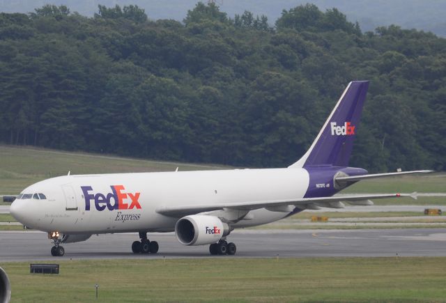 N672FE — - Seen at KBWI on 7/11/2009.  Overcast skies.