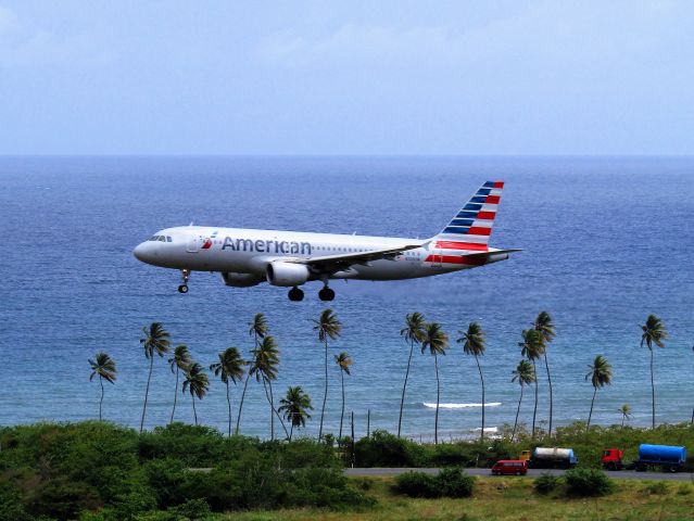 Airbus A320 (N128UW)