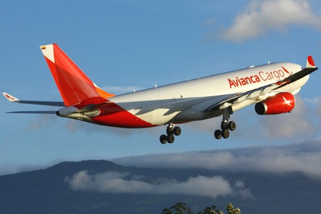 Airbus A330-200 (N332QT)