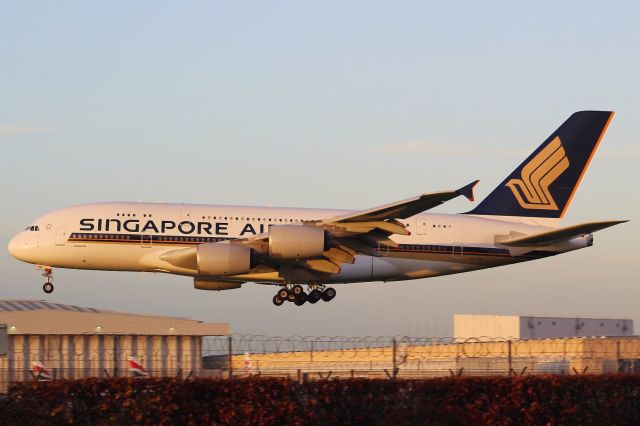 Airbus A380-800 (9V-SKR) - A Singapore Airlines A380-800 on final approach into LHR, landing on runway 27L.br /br /Location: Great South West Road.br /Date: 20.12.22 (dd/mm/yy).