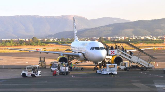 Airbus A319 (EC-MGF) - Vueling Airbus A319-112 EC-MGF in Firenze 