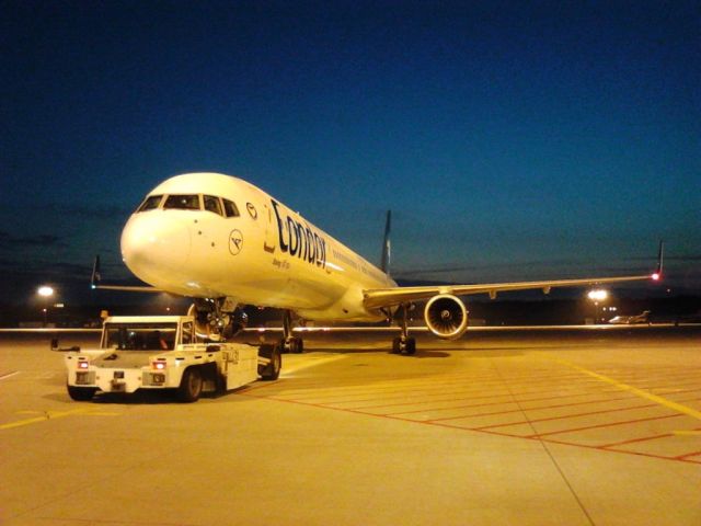 Boeing 757-200 (D-ABOG) - Push back