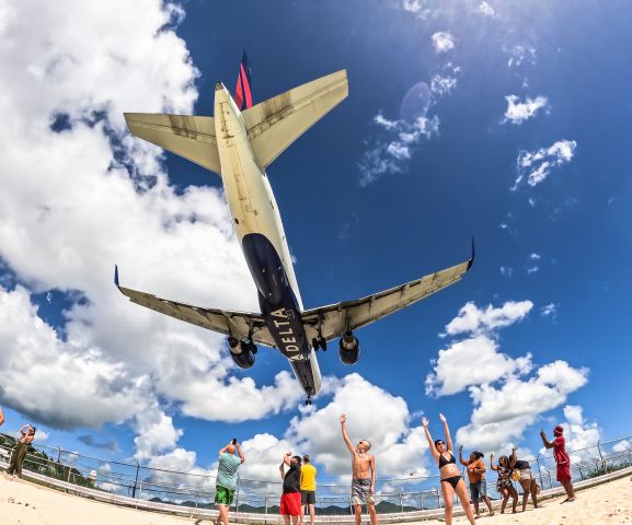 Boeing 757-200 (N614DL) - Delta over the beach for landing at TNCM