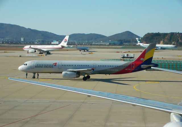 Airbus A321 (HL7735) - Asiana A321-231 HL7735 with multiple Asian carriers behind it at ICN on Nov 1, 2012.