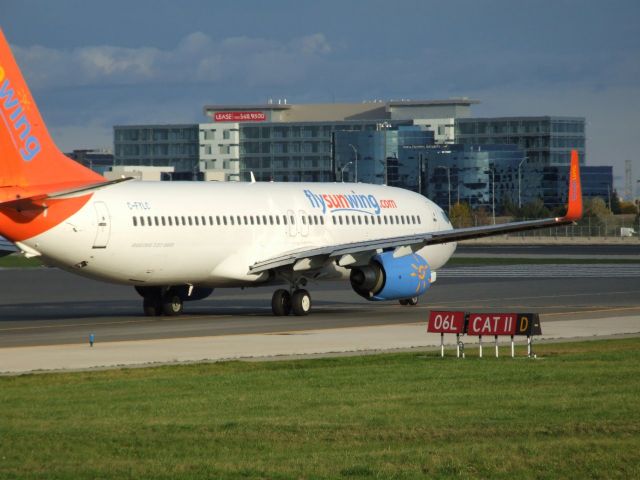 Boeing 737-800 (C-FYLC)