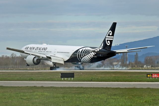 BOEING 777-300ER (ZK-OKO)