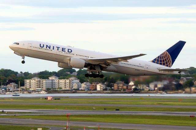 Boeing 777-200 (N778UA) - United 2400 departing for San Francisco on 33L