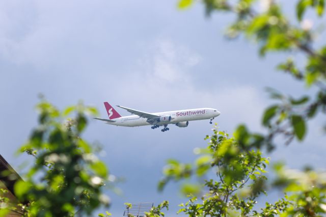 BOEING 777-300 (TC-GRV)