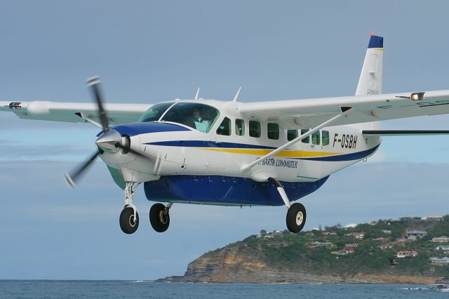 Cessna Caravan (F-OSBH) - short final RWY28