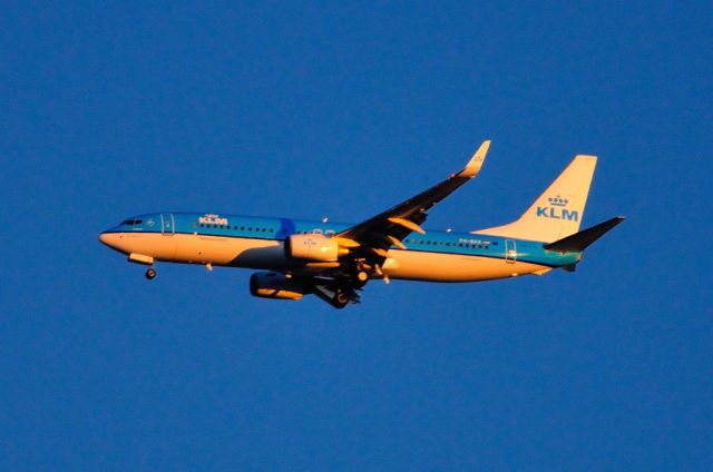 Boeing 737-800 (PH-BXK) - 2009 - Landing at Sunset: what a sight passengers have of Lisbon!