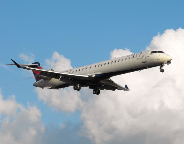 Canadair Regional Jet CRJ-900 (N134EV) - Express Jet CRJ-900 on short final for RWY 27