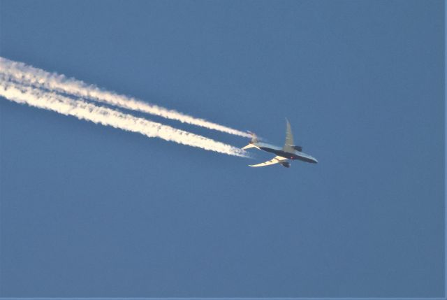 G-ZBJD — - G-ZBJD BOEING 787-800 BRITISH AIRWAYS survolant la ville de Lavaltrie QC. le 27-08-2022 à 19:34