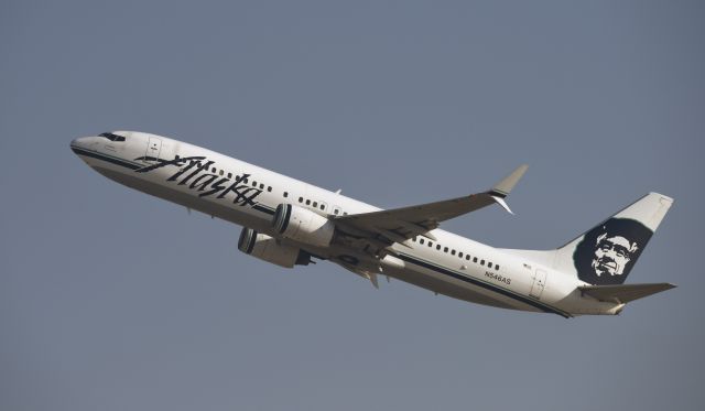 Boeing 737-800 (N546AS) - Departing LAX