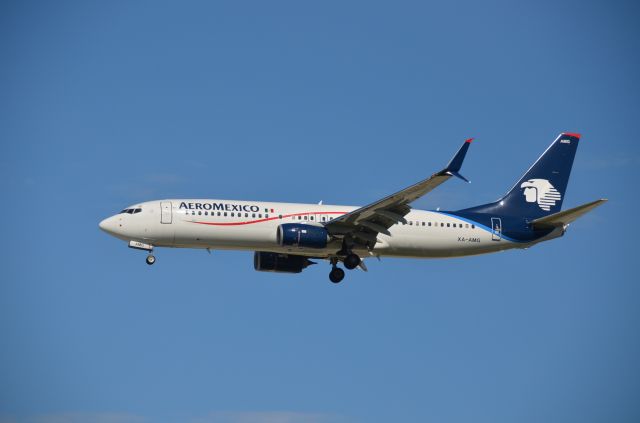 Boeing 737-700 (XA-AMG) - Short-Final to Rnwy 28C, photographed from back lot of Gate Gormet.