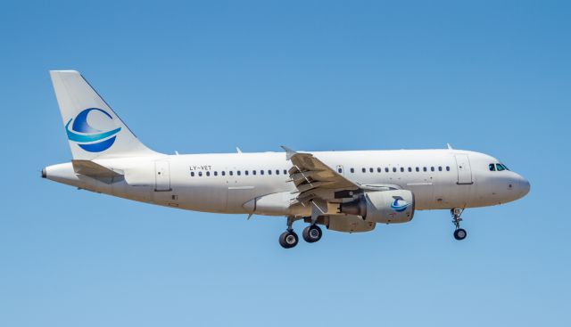 Airbus A319 (LY-VET)