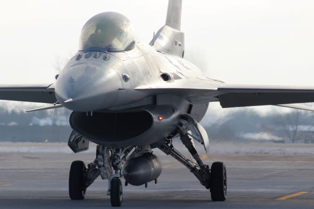 Lockheed F-16 Fighting Falcon (AFR89138) - Interesting cockpit canopy coating.....