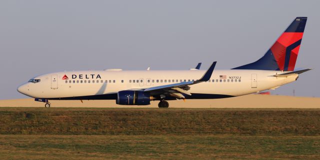 Boeing 737-800 (N3732J) - Delta 1094 fresh in from Atlanta KATL rolling out on runway 4 at KLEX Lexington's Bluegrass Airport.